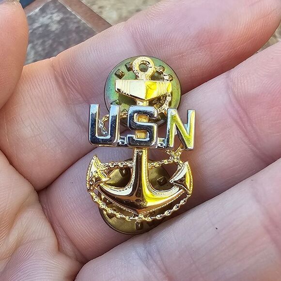 Vintage US NAVY Pin in Silver and Gold - Picture 1 of 2